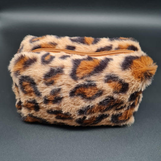 Flauschige Kosmetiktasche Leo-Print
