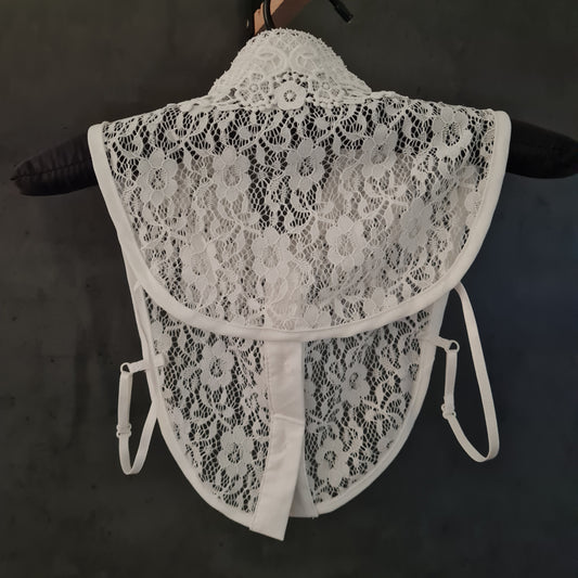 Blusenkragen in weißer Spitzenoptik