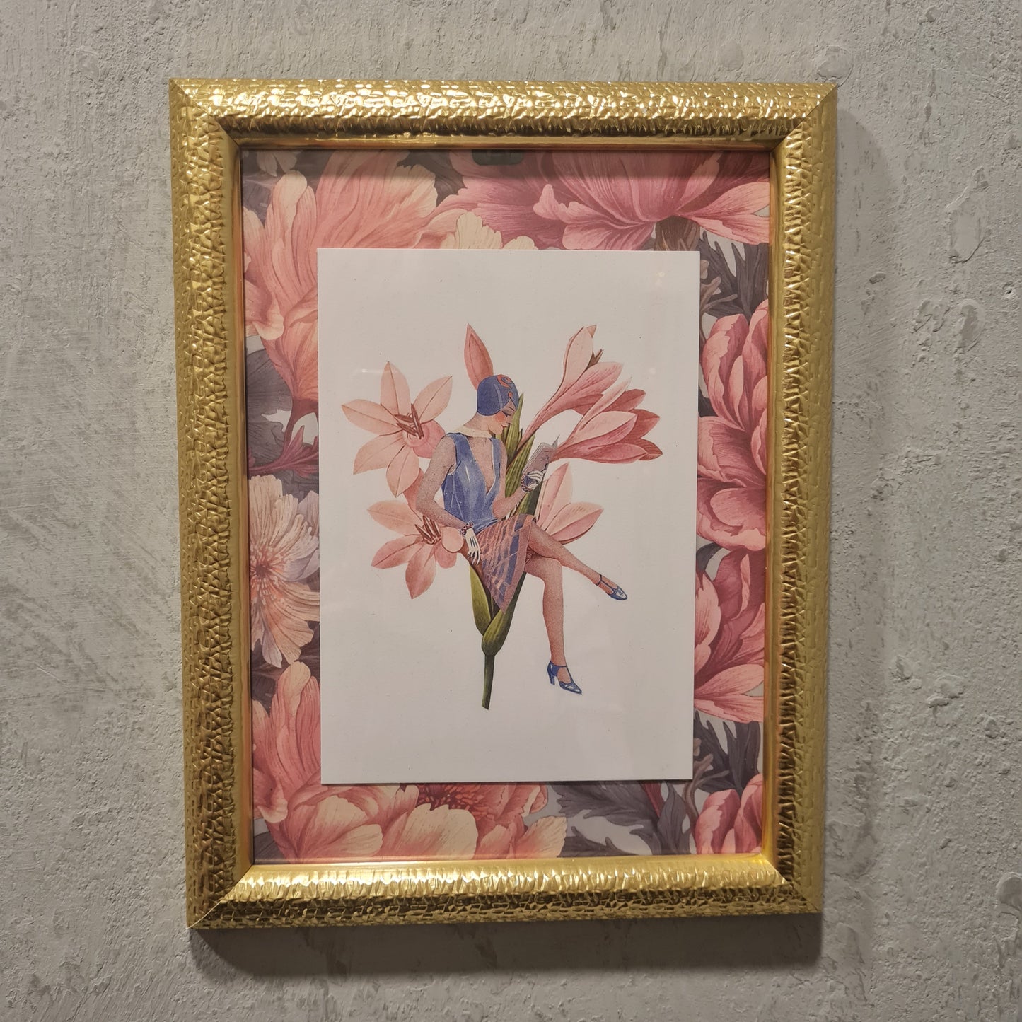 Postkarte #14 - Lesende Dame auf Blume