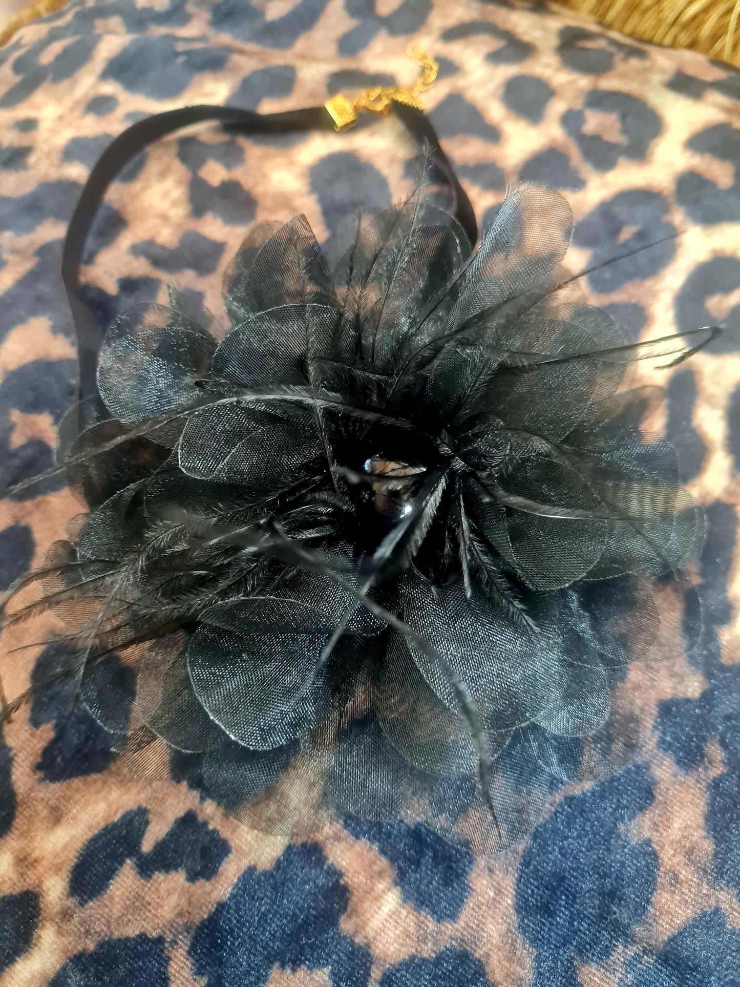 Elegantes Blumen Halsband schwarz