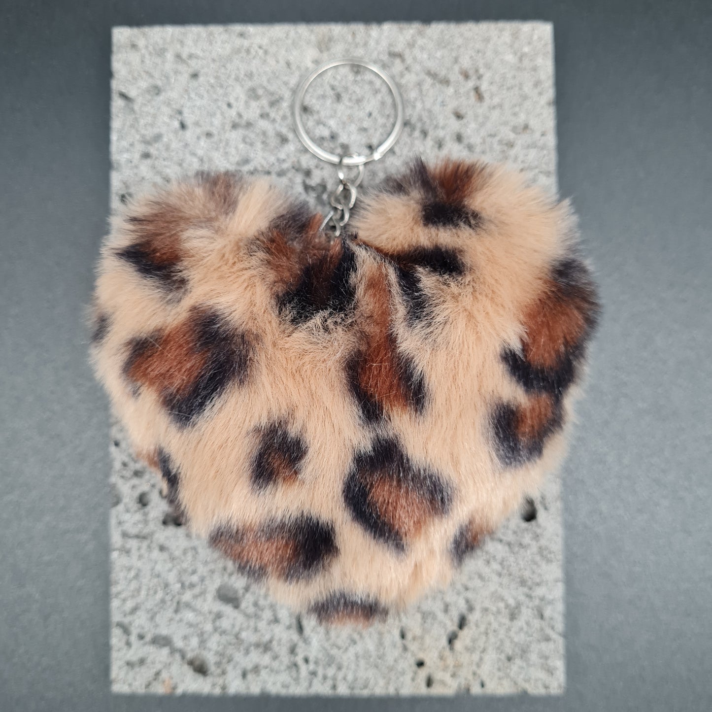 Flauschiger Schlüsselanhänger Leoparden-Herz