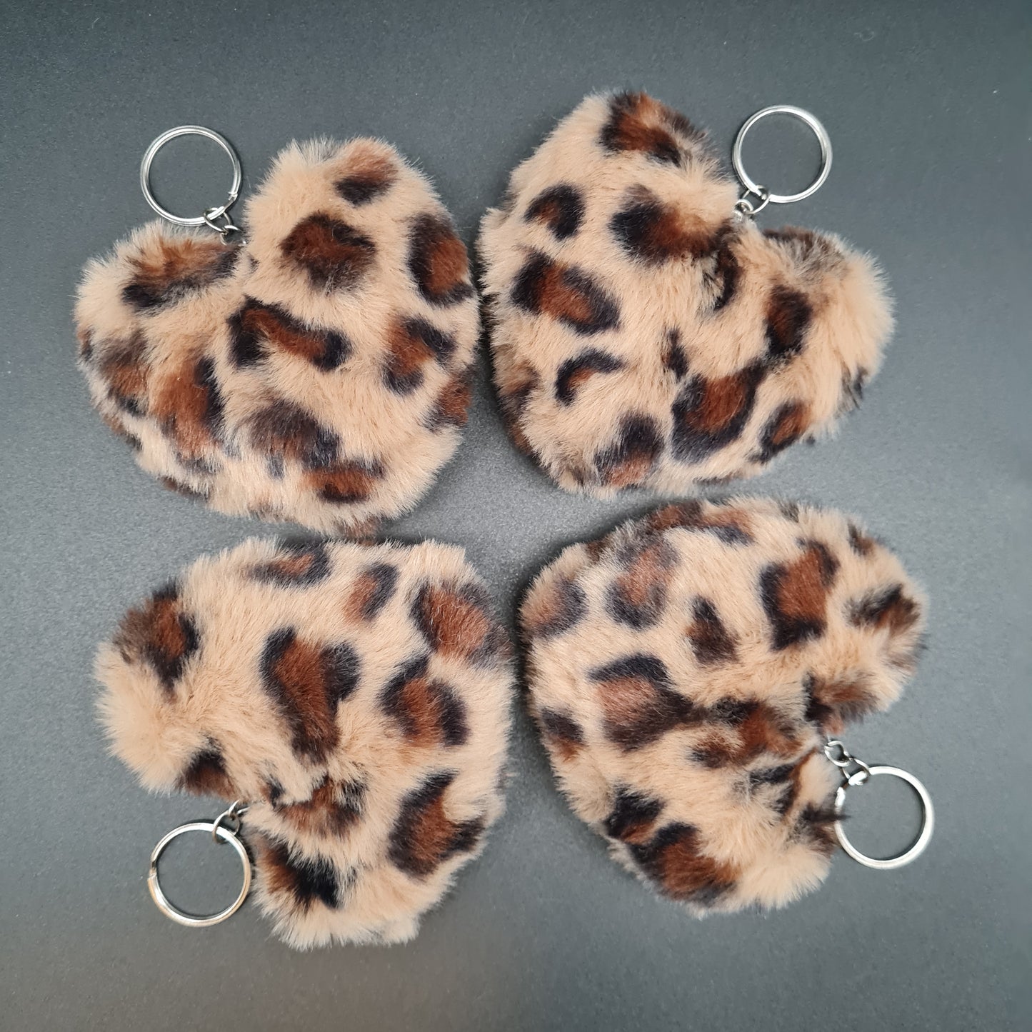 Flauschiger Schlüsselanhänger Leoparden-Herz