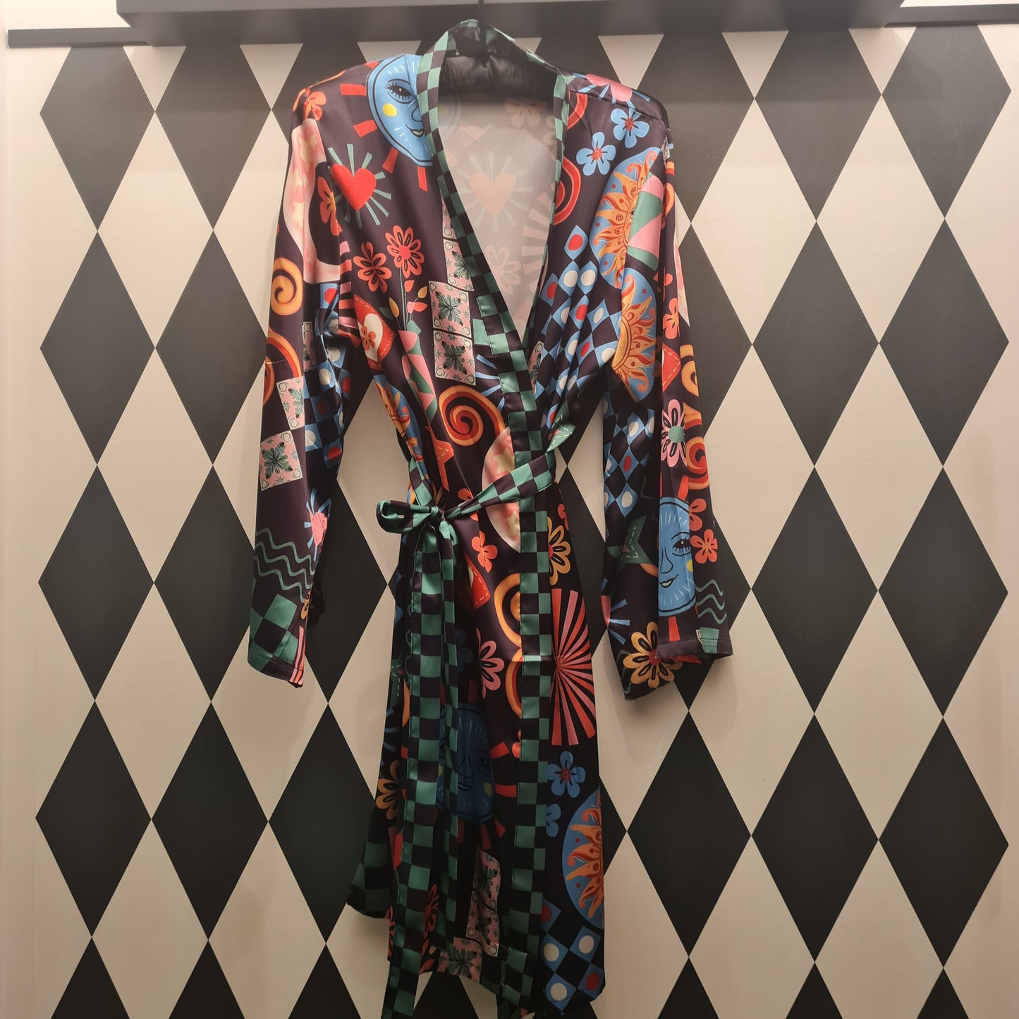 Morgenmantel feminin, kurz, leicht, macht Spaß zu tragen und sieht mega sexy aus