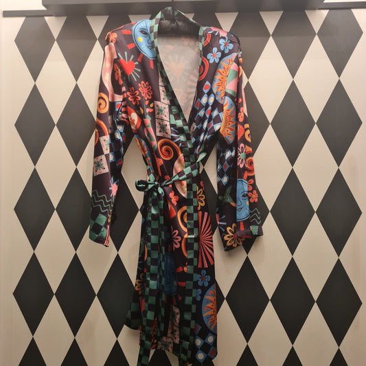 Morgenmantel feminin, kurz, leicht, macht Spaß zu tragen und sieht mega sexy aus