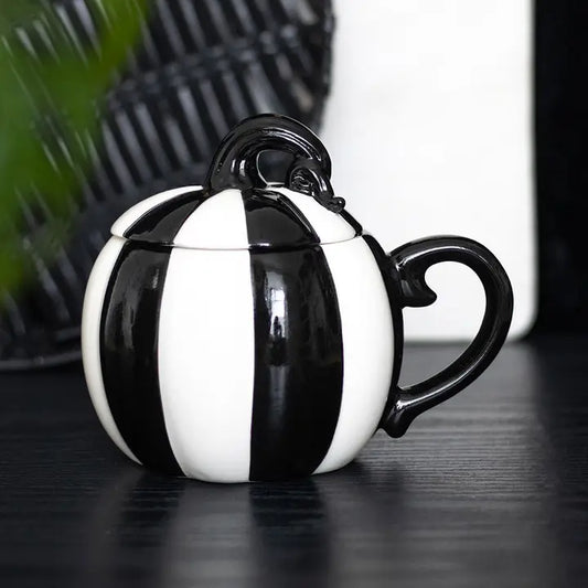 Kürbistasse schwarz-weiß gestreift